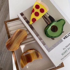Pinces à cheveux créatives en acétate avec motifs de pizza et d'avocat sur un plateau