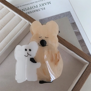 Détail d'une grande pince à cheveux en acétate avec un joli design maman et bébé koala