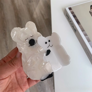 Gros plan d'une pince à cheveux koala et son petit en acétate blanc effet marbré