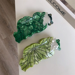 Pinces à cheveux en forme de feuille en acétate vert avec texture marbrée et strass