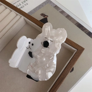 Pince à cheveux koala mignonne en acétate avec texture marbrée pour femmes sur bois