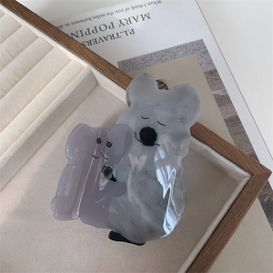 Vue détaillée d'une pince à cheveux koala en acétate avec une texture marbrée élégante
