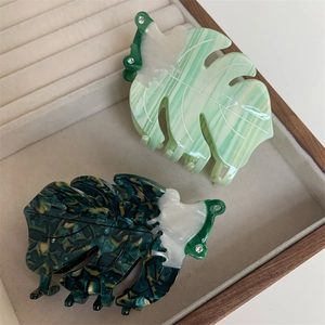 Pinces à cheveux créatives en forme de feuille en acétate vert avec petits strass