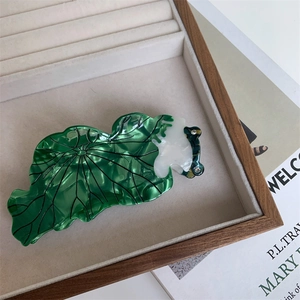 Détail de la grande pince à cheveux feuille de lotus verte avec strass brillants