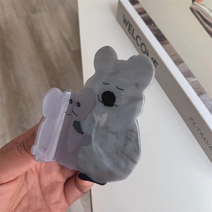 Détail d'une pince à cheveux koala mignonne en acétate avec texture marbre gris