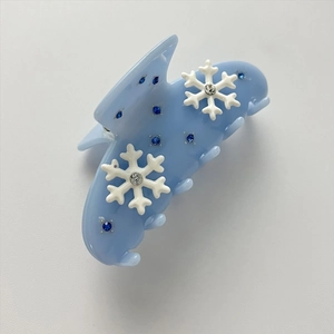 Détails de la pince à cheveux bleu clair avec flocons blancs et strass bleus brillants