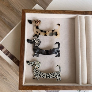 Tre fermagli per capelli bassotto in acetato con orecchie di strass su vassoio beige