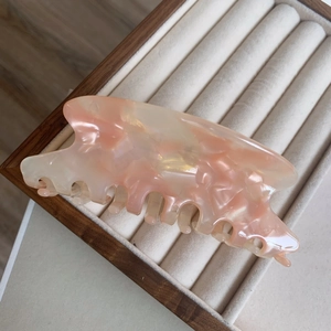 Grande pince à cheveux élégante en acétate avec texture marbrée rose et design épuré