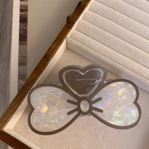 Vista macro della grande clip a cuore bianco perlato con trama a conchiglia