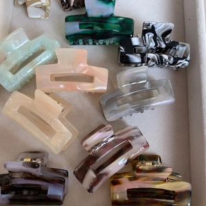 Chic acetate hair claw clips in marble and tortoiseshell patterns for women