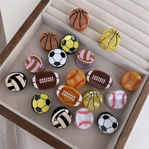 Detalle de mini pinzas para el cabello deportivas con diseños de fútbol y baloncesto