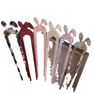 Set di sei forcine per capelli in acetato con orecchie di coniglio e motivi marmorizzati