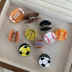Primer plano de mini pinzas para el pelo de balones de deporte como baloncesto y fútbol
