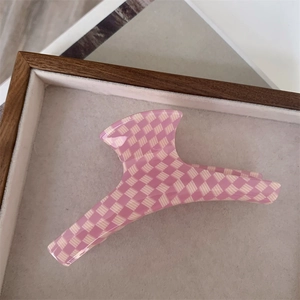 Pince à cheveux à carreaux rose et beige en acrylique pour un style frais et élégant