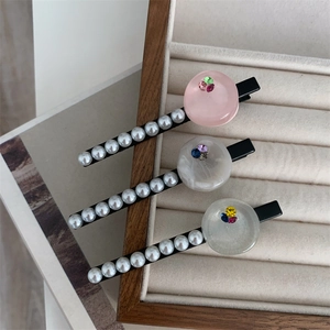 Three-piece set of elegant pearl hair clips with resin buttons and rhinestones for women