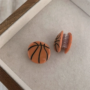 Vista detallada de dos mini pinzas para el cabello de baloncesto para estilo deportivo