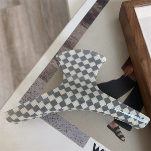 Gros plan d'une grande pince à cheveux en acrylique à damier gris et blanc sur marbre