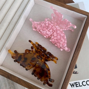 Détails des pinces à cheveux papillon en acétate rétro aux motifs floraux roses et ambre
