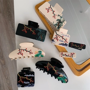 Détail de pinces à cheveux en acétate style chinois avec peinture florale et strass