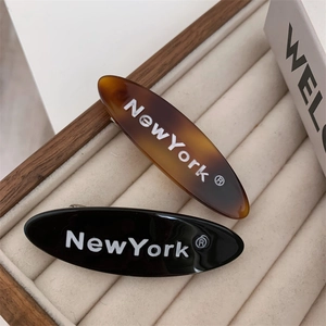 Barrettes ovales géométriques en écaille et noir avec lettrage NewYork pour femmes