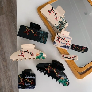 Détail de pinces à cheveux de style chinois avec motifs de peinture à l'encre et cristaux