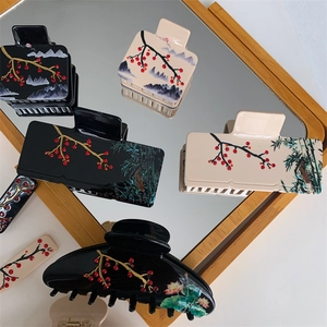 Détail de pinces à cheveux de style chinois avec motifs de lotus, fleurs de prunier et strass