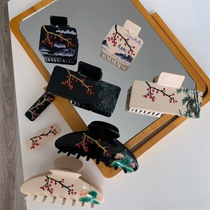 Détails des pinces à cheveux en acétate avec motifs de peinture chinoise et cristaux