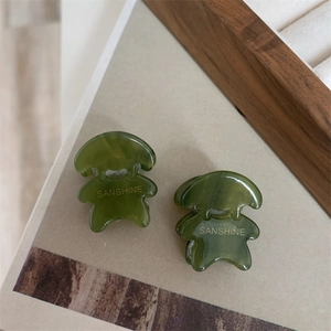 Détail macro de pinces à cheveux ours en marbre vert avec lettrage doré SANSHINE