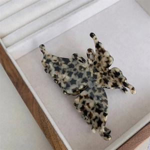 Vue détaillée de la pince à cheveux papillon en acétate au style rétro français