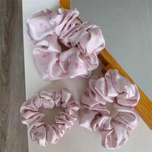 Three-piece set of pink floral satin scrunchies for hair, 2024 fresh style for women
