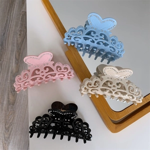 Vintage Hollow Out Heart Rhinestone Hair Claw Elegant Plastic Shark Clip For Women Girls Sweet Hair Styling Accessory