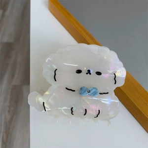 Gedetailleerde macro-opname van een acetaat puppy haarklem met een blauwe strik