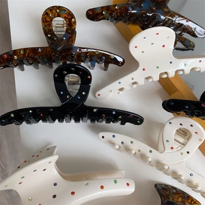 Trois pinces à cheveux en acétate noires et écaille de tortue avec des strass colorés