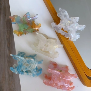 Lot de cinq pinces à cheveux licorne en acétate coloré avec finitions marbrées et pailletées