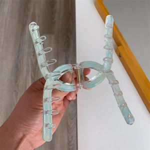 Detail of a 13cm light green acrylic hair claw clip with double-layered thickness