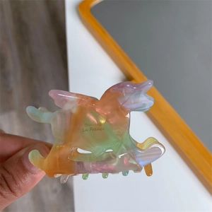 Détail de la pince à cheveux licorne en acétate avec dégradé macaron et texte gravé