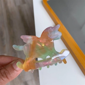 Pince à cheveux dauphin en acétate avec dégradé de couleurs et finition polie élégante