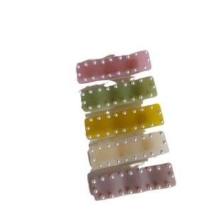 Lot de cinq pinces à cheveux rectangulaires aux bords perlés en tons pastel mats