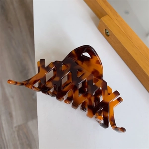 Grande molletta per capelli in acetato tartarugato con design geometrico a rete