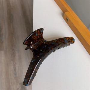 Détails de la grande pince à cheveux motif tortue ornée de strass colorés brillants