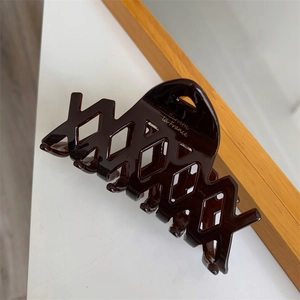 Dettaglio della molletta per capelli tartarugata con scritta Barrette la France dorata