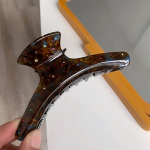 Vue détaillée de la pince à cheveux tortue de luxe avec strass colorés