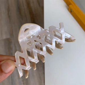 Pinza per capelli in acetato dal design francese con texture rosa e ritagli geometrici