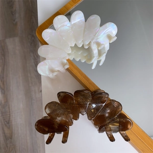 Large Acetate Hair Claw Clip Retro Floral Petal Design Iridescent Marble Texture Hair Accessory For Women Elegant Hair Catch