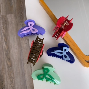 Lot de cinq pinces à cheveux colorées avec nœuds en violet, rouge, marron, bleu et vert