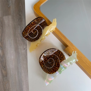 Creative snail-shaped acetate hair claws in leopard print and pearlescent finishes