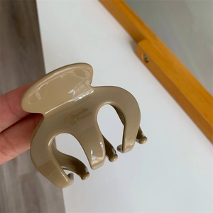 Detail der Barrette La France Goldgravur auf einer Kürbis-Haarklammer in Milchteefarbe