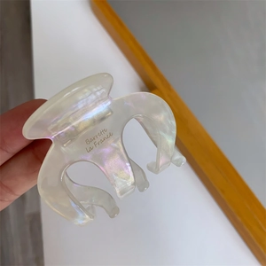 Detail einer perlmuttfarbenen Haarklammer in Kürbisform mit Barrette La France Aufdruck