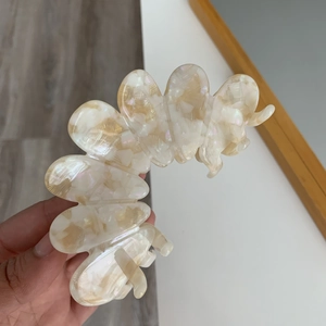 Detail showing the creamy white marble texture and wavy teeth of this acetate hair claw