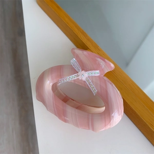 Pince à cheveux marbrée rose avec nœud en ruban pailleté et petite fleur décorative